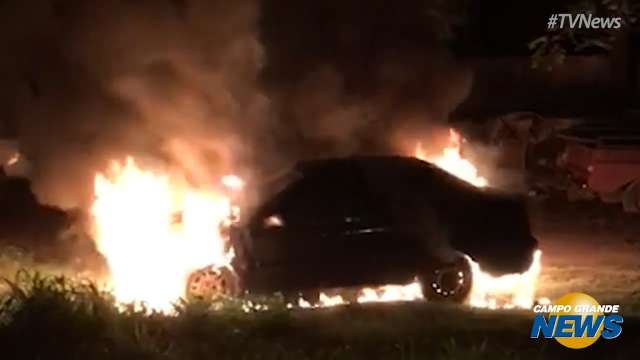 Carro pega fogo no estacionamento de semiaberto