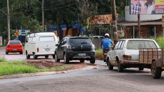 Motoristas passam por cima de rotatória para desviar de &#34;lagoa&#34; na Três Barras