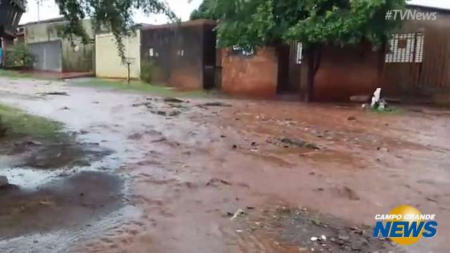 Rua sem asfalto alaga no Jardim Botânico