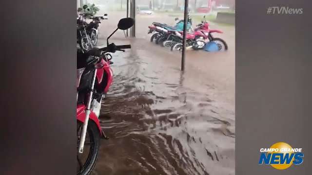 Água da chuva encobre calçada na Avenida Marquês de Pombal