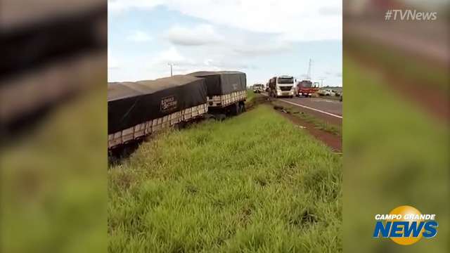 Acidente entre Hilux e carreta deixa um morto e um ferido na BR-267