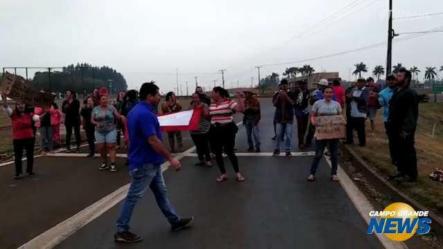 Moradores bloqueiam rodovia em protesto contra prefeitura