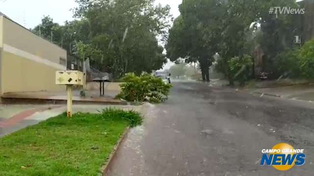 Chuva forte causa enxurrada nas ruas do Monte Castelo