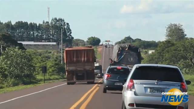 Por pouco carreta não bate de frente na BR-163