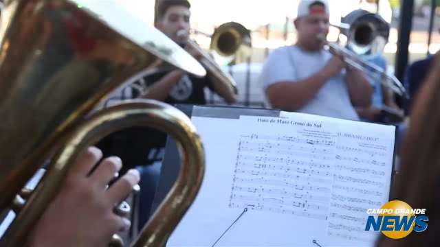 No aniversário do Estado, cantar o hino ainda é um desafio