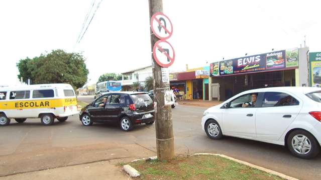 Trânsito muda na Rua da Divisão, mas motoristas ignoram sinalização