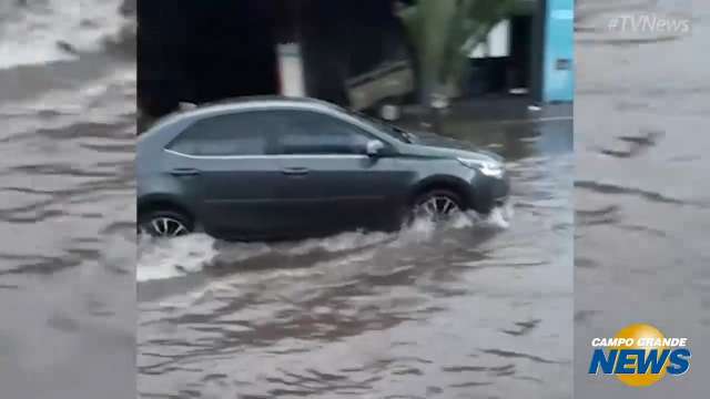 Bocas de lobo não suportam volume de chuva em avenida do Tiradentes