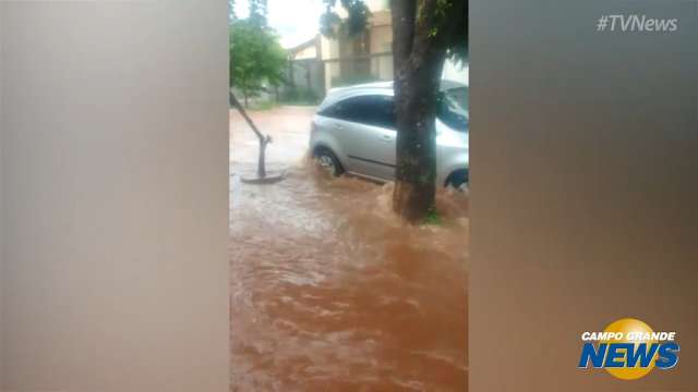 Chuva forte no Jardim Paulista causa enchente em rua