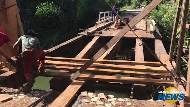 Homens trabalham na reconstrução de ponte que dá acesso ao Balneário Municipal