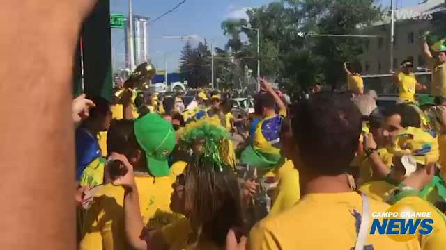 Torcedores brasileiros a caminha da Arena de Samara