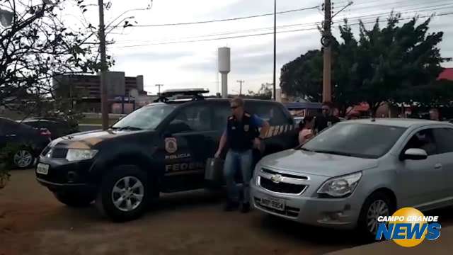 Equipe da Polícia Federal chega à agência da Caixa assaltada