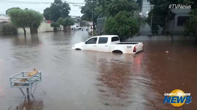 Nem caminhonete escapa de alagamento no Coronel Antonino