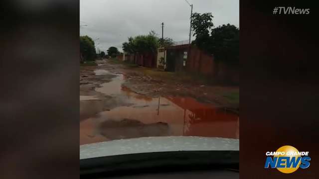 Morador do bairro Aero Rancho denuncia abandono e mostra ruas intransitáveis