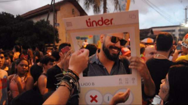 Teste do Tinder ao vivo comprova que coragem só aparece à distância