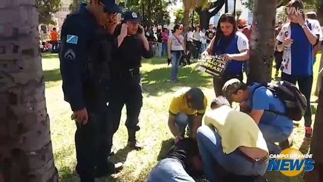 Na Praça do Rádio homem passa mal e é socorrido por manifestantes