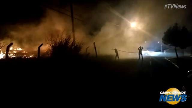 Moradores apagando incêndio em terreno no Chácara Cachoeira