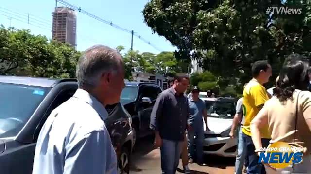 Chegada de Reinaldo Azambuja ao local de votação na manhã deste domingo