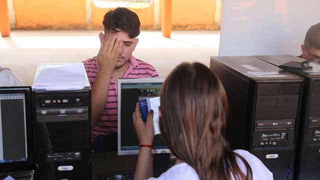 Trabalhadores gastam passe e gasolina, mas não conseguem emprego