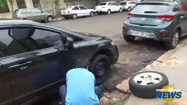 Buraco causa prejuízos aos motoristas na Rua José Antônio