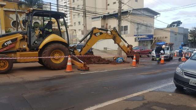 Encanamento rompe e conserto tumultua trânsito no Centro