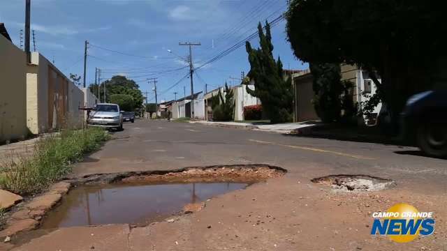 Rua usada para cortar caminho tem 1 km e 20 buracos