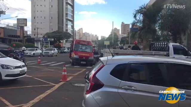 Acidente em esquina do Jardim dos Estados deixa mulher ferida