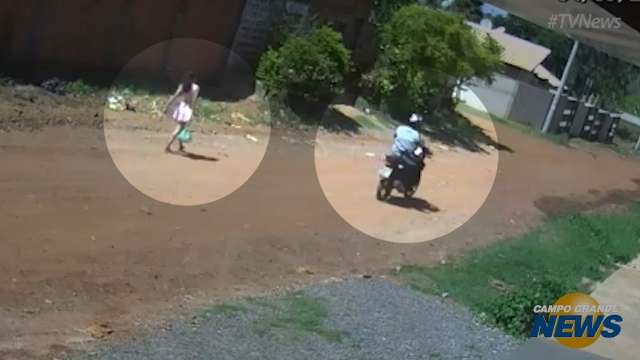 Vídeo mostra momento em que estuprador passa por criança na rua