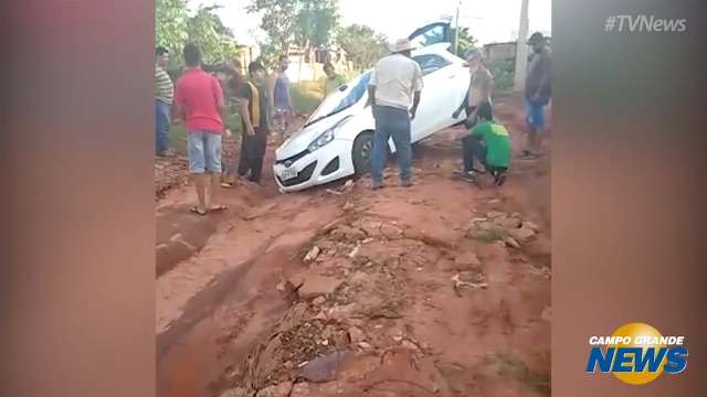 Carro &#34;encalha&#34; em rua que vira rio em dia de chuva