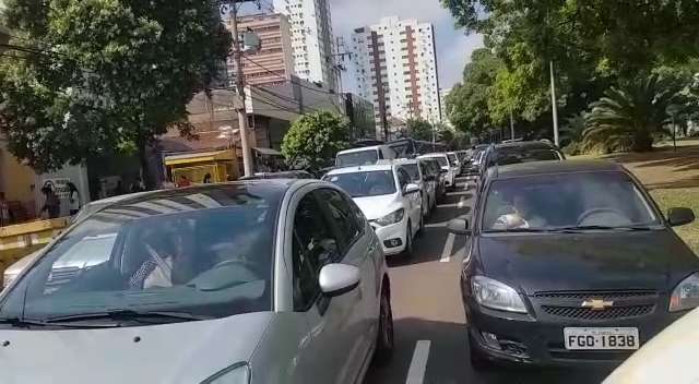 Motoristas enfrentam congestionamento na Avenida Afonso Pena