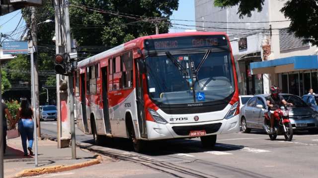 Motoristas reclamam de ônibus que insistem em andar fora da faixa exclusiva