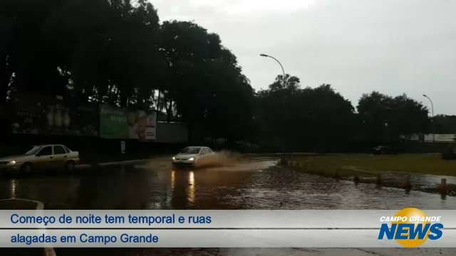 Começo de noite tem temporal e ruas alagadas em Campo Grande