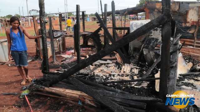 Incêndio destroi barraco em bairro e moradores denunciam perseguição a solteiros