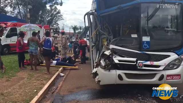 Samu e bombeiros atendem vítimas de acidente entre ônibus e caminhão