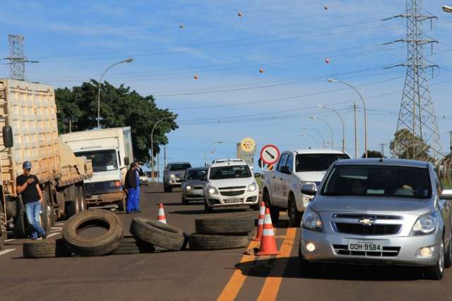 Na BR-262, bloqueio restringe tráfego de veículos nos dois sentidos