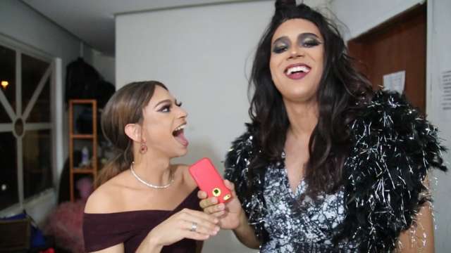 Um hétero se monta de drag queen na balada gay e descobre que não dói