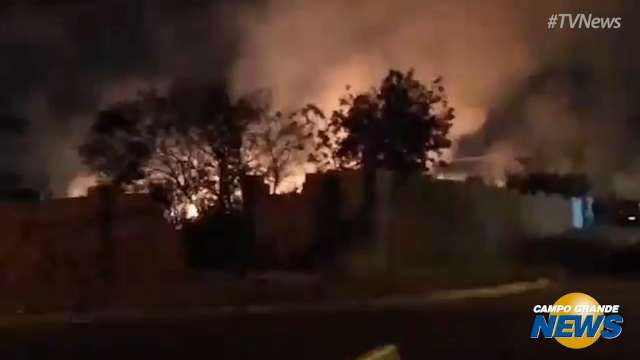 Incêndio próximo a igreja preocupa moradores no Monte Castelo