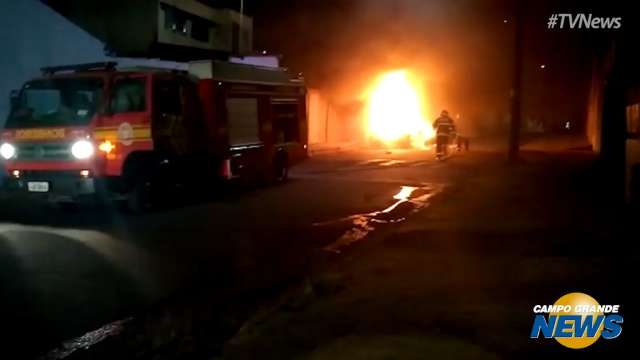 Carro pega fogo durante madrugada no Bairro Buriti