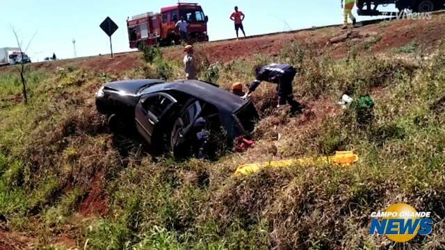 Carro sai da pista e capota em rodovia federal em Dourados