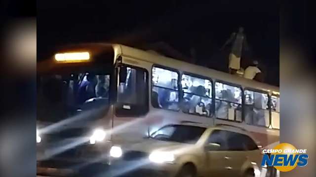 Vídeo mostra risco de jovens &#34;surfando&#34; em teto de ônibus