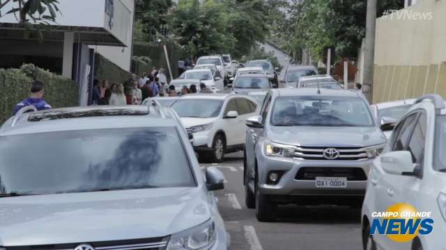 Para acabar com fila dupla, alunos de escola aplicam “multa moral” em pais