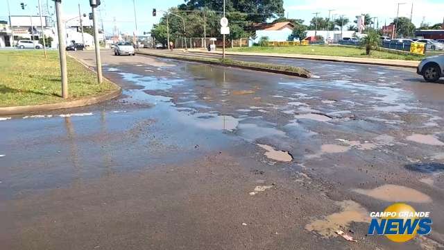 Há quase uma semana, água potável vaza, percorre mais de 300 m e amplia buracos