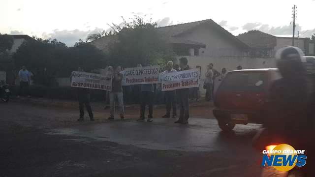 Comerciantes da Rua Brilhante protestam contra lentidão para recapear a via