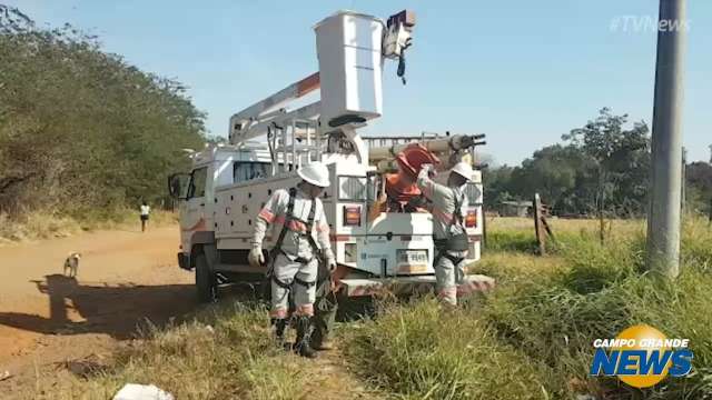 Moradores que tiveram ligação de energia cortada estão em área irregularmente