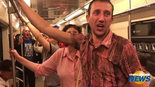 Russos cantam e dançam no metrô de Moscou