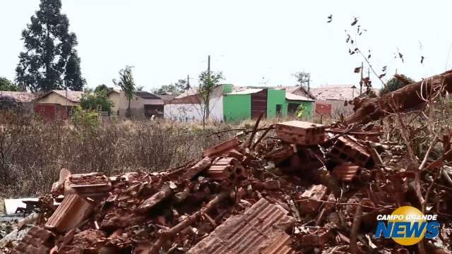 Trânsito é impedido na Marquês de Herval em função do lixo