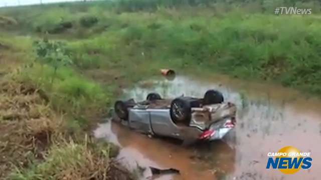 Carro de secretário municipal capota após aquaplanar em rodovia