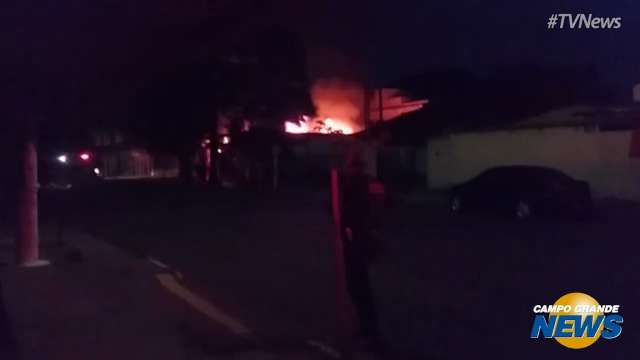 Incêndio destrói bar na Vila Margarida