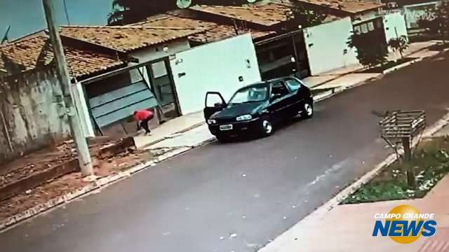 Câmeras flagram dupla invadindo casa na região norte da Capital