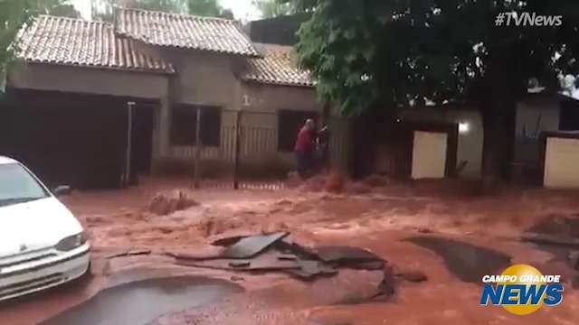 Chuva arranca asfalto e arrasta carro em Naviraí