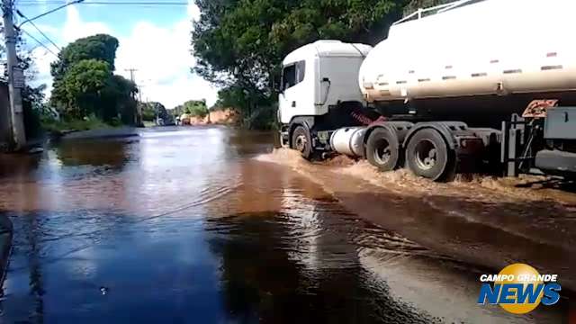 Vazamento de água toma conta de rua no Jardim Sayonara